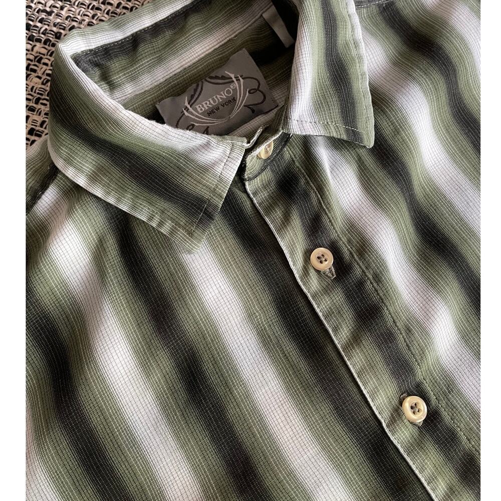 Bruno New York Mens Button Down Shirt Size Medium Striped Short Sleeve